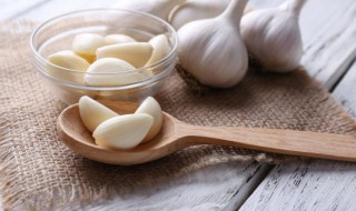 大蒜头的功效与作用 生吃大蒜头的功效与作用