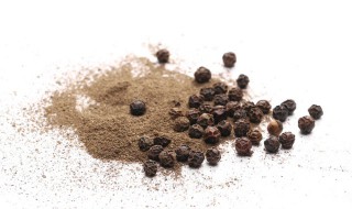 黑胡椒和白胡椒的功效与作用（黑胡椒和白胡椒的功效与作用一样吗）