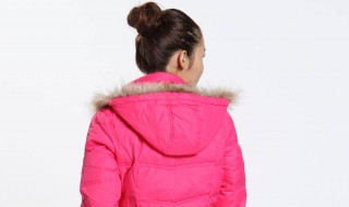 玫红色搭配什么颜色（玫红色搭配什么颜色好看）