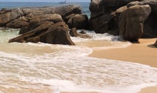 去海边穿什么（去海边穿什么鞋）