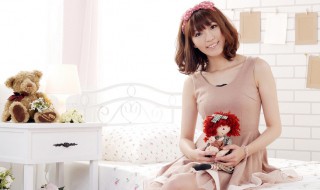 连衣裙怎么搭配 吊带连衣裙怎么搭配