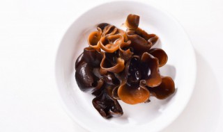 黑木耳红烧鸡怎么做（黑木耳红烧鸡块）