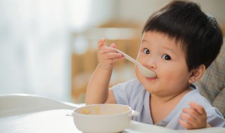 给宝宝添加辅食的小妙招（给宝宝添加辅食的方法）