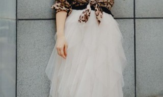 杏色百褶纱裙的穿搭方法