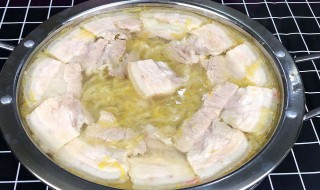 东北酸菜汆白肉的做法（正宗东北酸菜汆白肉）