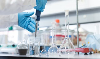 碳酸钙和稀盐酸反应方程式 碳酸钙和稀盐酸反应方程式中为什么没有水的参与啊