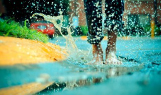 夏天的雨怎么形容（秋天的雨怎么形容）