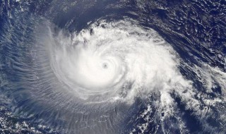 台风天是否应该紧闭门窗（台风天要关紧门窗还是留一条缝?）