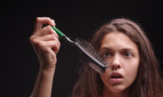 不洗头发会脱发吗（长期不洗头发会脱发吗）