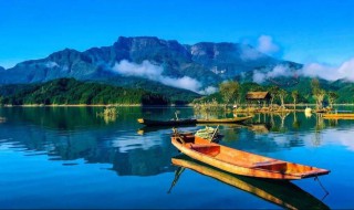 竹筏泛舟湖上的优美句子（竹筏泛舟湖上的优美句子有哪些）