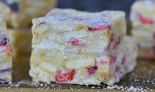 雪花酥粘上保鲜膜弄不下来怎么办(雪花酥粘住保鲜膜了)