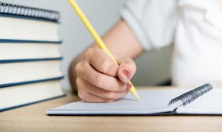 狐狸和乌鸦的故事(狐狸和乌鸦的故事内容)