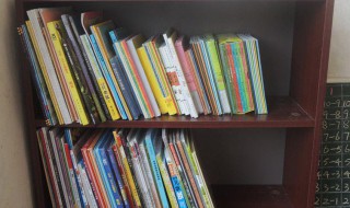 什么的云朵（什么的云朵飘在什么的天空中）