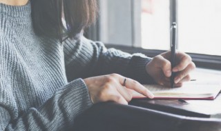 描写人物穿戴的片段（描写人物穿戴的片段摘抄）