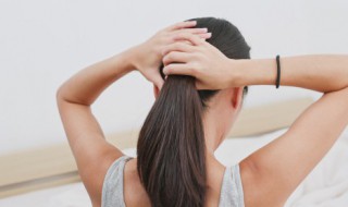 如何让你的头发变得浓密的小贴士（让头发变得浓密的方法）