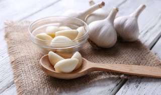 蜂蜜泡大蒜的功效与作用 蜂蜜泡大蒜的功效与作用及禁忌症