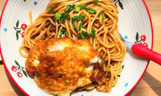 如何做出营养好吃的荷包蛋焖面条（荷包蛋焖面条怎么做）