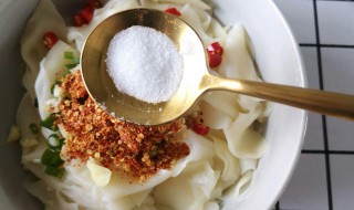 如何用饺子皮做美味的油泼面（如何用饺子皮做美味的油泼面视频）