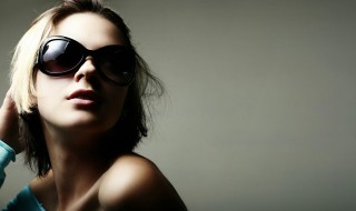 挑选太阳镜深灰色最佳（浅灰色太阳镜）