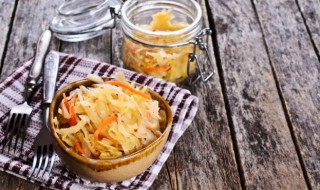 大骨棒炖酸菜的家常做法（大骨棒炖酸菜的家常做法视频）