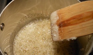 脆皮水的制作方法（脆皮五花肉的脆皮水的制作方法）