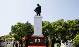 关于英雄人物的事迹摘抄 关于英雄人物的事迹摘抄200字