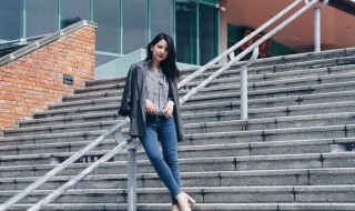 牛仔裤配什么上衣 牛仔裤配什么上衣好看