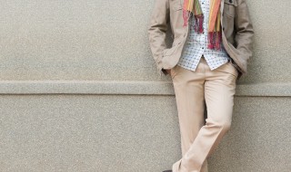 米色裤子配什么颜色上衣（米白色裤子配什么颜色上衣）