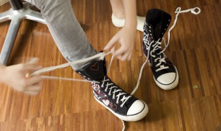 高帮鞋配什么裤子（高帮鞋配什么裤子图片）