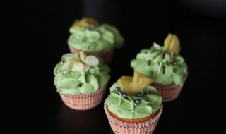 如何制作时尚大气的羽毛纸杯蛋糕 怎么用纸杯做羽毛球