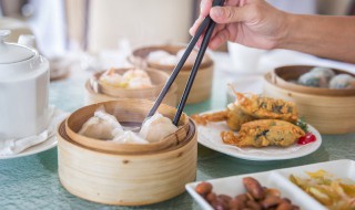 隔水蒸饺子怎么不粘盘