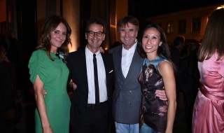 下身黑色短裤上身搭配什么（下身黑色长裤上身配什么）