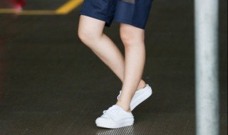 休闲白色运动鞋配什么裤子（白色运动鞋配什么颜色的裤子好看）