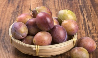 新鲜西梅能带皮一起吃吗 新鲜西梅可以带皮吃吗