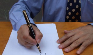 正确的握钢笔姿势(正确的握钢笔姿势讲解视频教程)