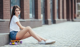 夏天穿什么颜色牛仔短裤（夏天穿什么颜色牛仔短裤好看）