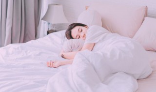 梦见上厕所被别人看到（女人梦见小便被别人看见）