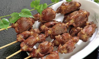 青红辣椒爆炒鸡胗的做法（青椒炒鸡肫的做法）