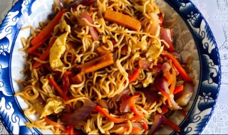 腊肠炒方便面 腊肠炒方便面图片