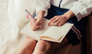 爱丽丝梦游仙境故事梗概英文(爱丽丝梦游仙境故事梗概英文100词)