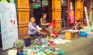 摆地摊卖什么利润大（摆地摊卖什么利润大而且不怕坏）