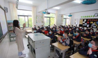 隔着门缝看人歇后语 隔着门缝看人歇后语的下一句哪个是谐音