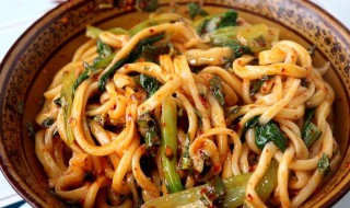如何制作好吃的油泼面鱼（油泼面鱼的做法大全）