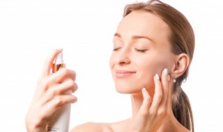 秋冬应该怎样保养皮肤（秋冬季怎样保养皮肤）