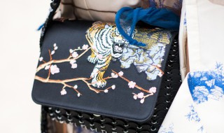 包包的颜色有讲究吗 包包的颜色有讲究吗英语