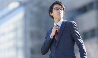 对职场精英的形容词（对职场精英的形容词语）