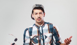 男人戴什么帽子显脸小（男人戴什么帽子显脸小图片）