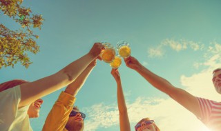 喝啤酒有什么好处呢（喝啤酒有什么好处呢视频）