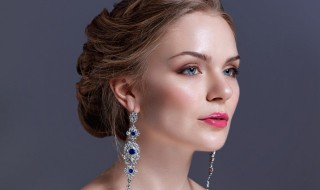 40岁的女人戴什么耳环好看（40岁女人戴什么耳环大方好）