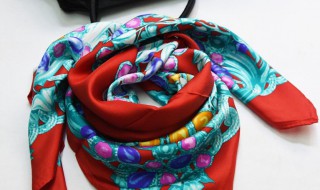 红色方巾怎么戴好看 红色方巾怎么戴好看图片